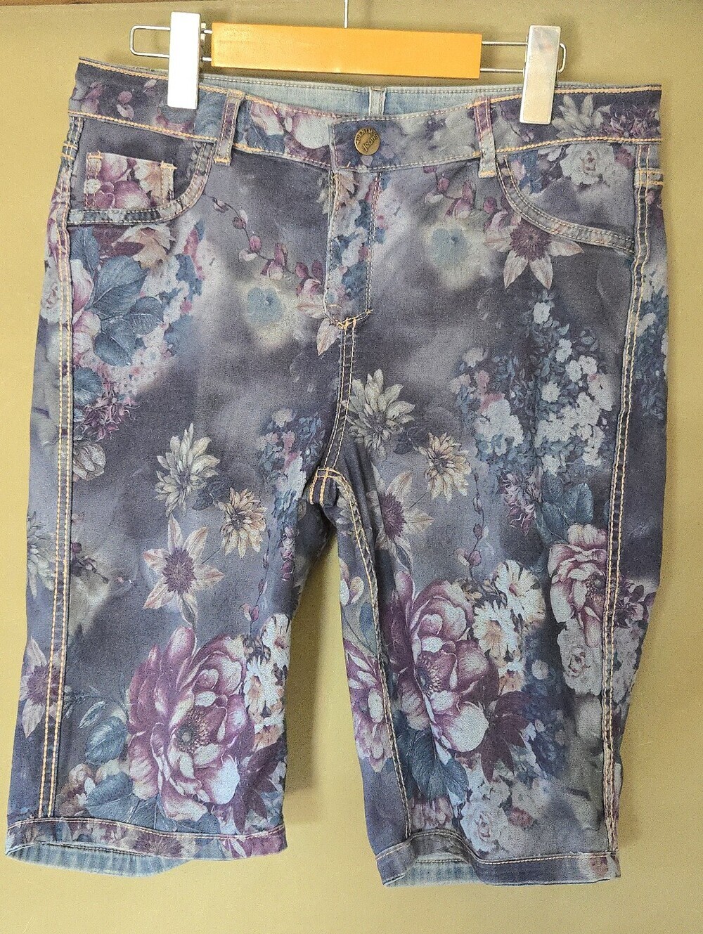 Marie Claire Boutiques | Reversible Floral Denim Bermuda Shorts, 2-in-1! Size 11 - Picture 2 of 11